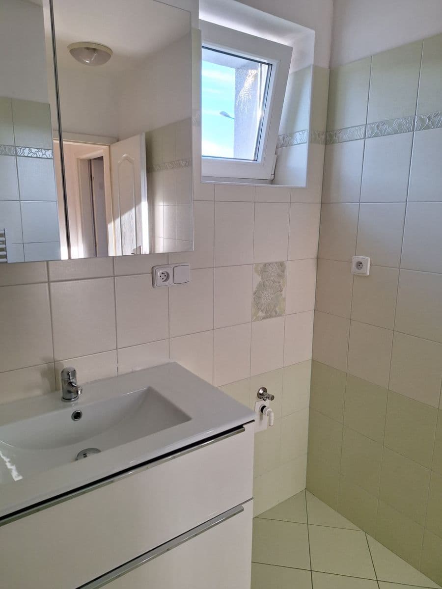 Prenájom bytu 2-izbový 53 m², Úhonická, Jeneč, Středočeský kraj Prenájom bytu 2-izbový 53 m², Úhonická, Jeneč, Středočeský kraj