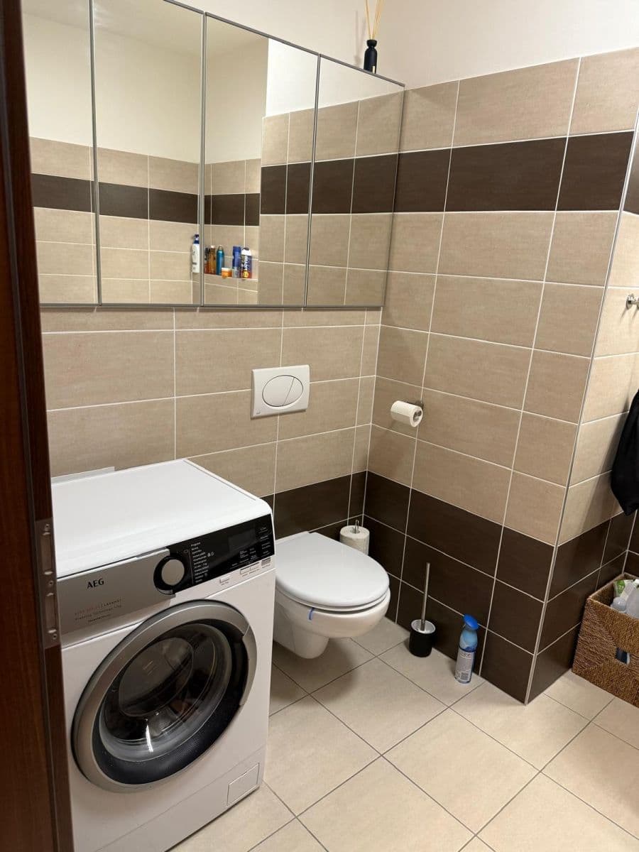 Prenájom bytu 2-izbový 55 m², Československého exilu, Praha, Praha Prenájom bytu 2-izbový 55 m², Československého exilu, Praha, Praha