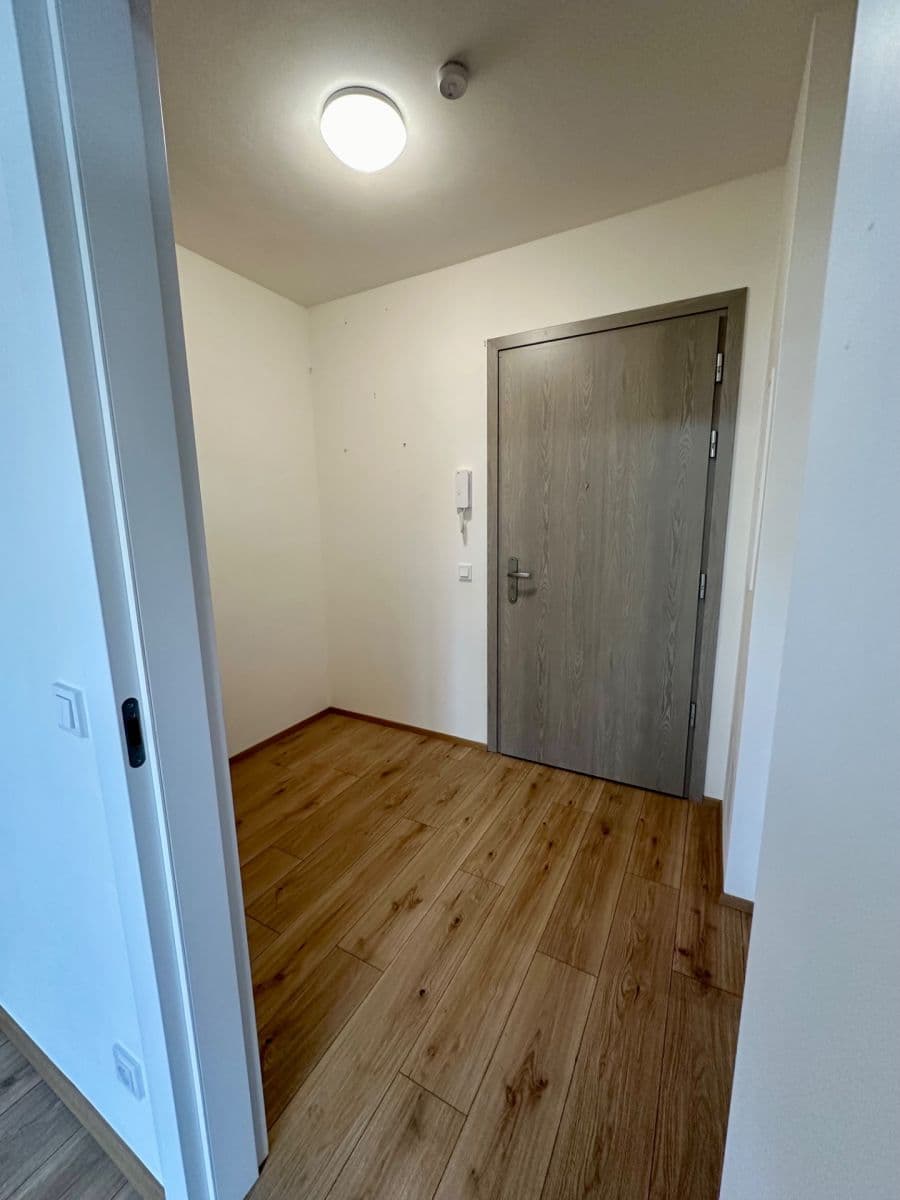 Prenájom bytu 1-izbový 60 m², Průběžná, Hradec Králové, Královéhradecký kraj Prenájom bytu 1-izbový 60 m², Průběžná, Hradec Králové, Královéhradecký kraj