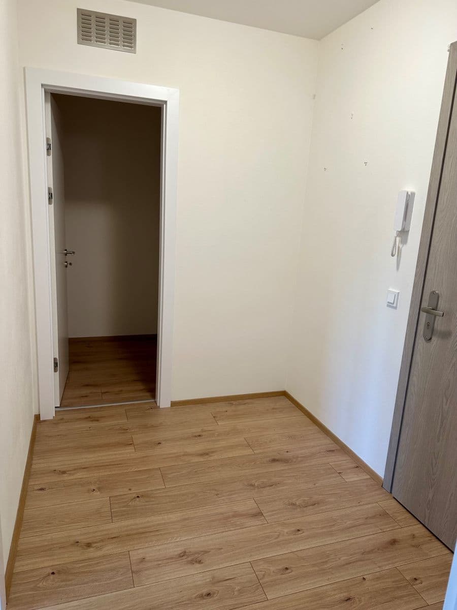 Prenájom bytu 1-izbový 60 m², Průběžná, Hradec Králové, Královéhradecký kraj Prenájom bytu 1-izbový 60 m², Průběžná, Hradec Králové, Královéhradecký kraj