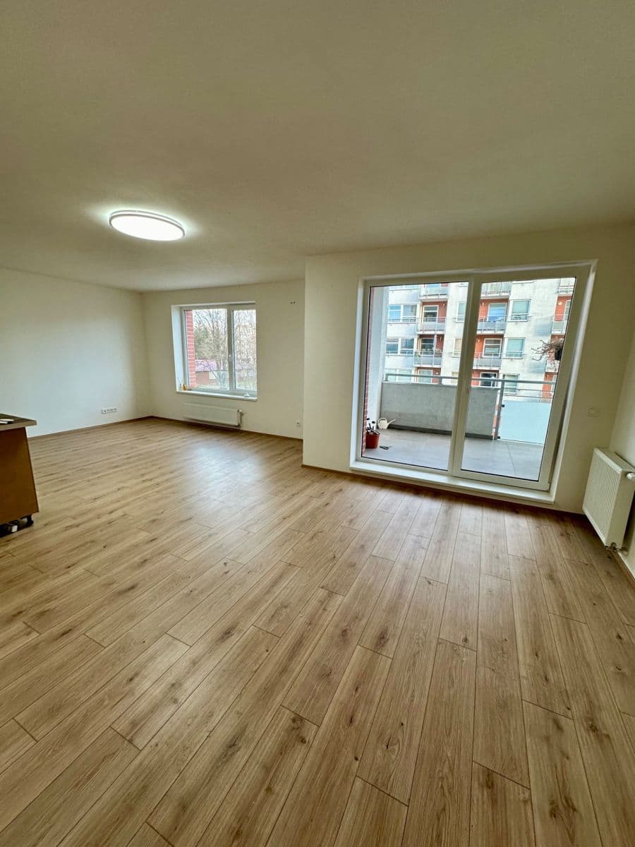 Prenájom bytu 1-izbový 60 m², Průběžná, Hradec Králové, Královéhradecký kraj Prenájom bytu 1-izbový 60 m², Průběžná, Hradec Králové, Královéhradecký kraj