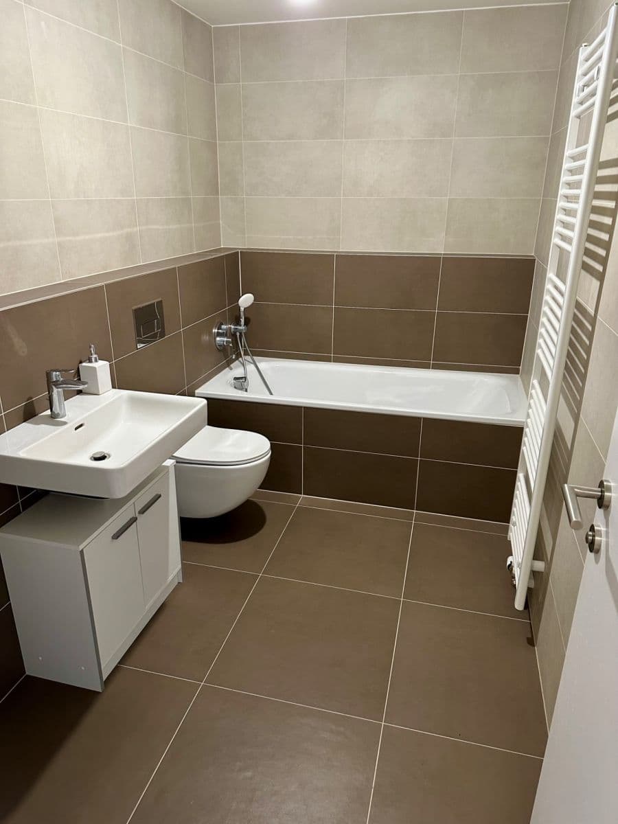 Prenájom bytu 1-izbový 60 m², Průběžná, Hradec Králové, Královéhradecký kraj Prenájom bytu 1-izbový 60 m², Průběžná, Hradec Králové, Královéhradecký kraj