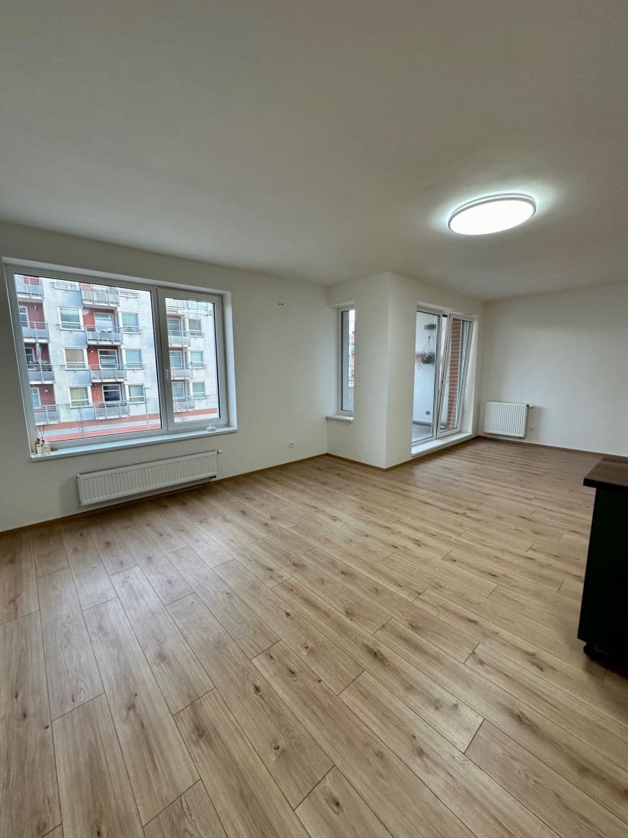 Prenájom bytu 1-izbový 60 m², Průběžná, Hradec Králové, Královéhradecký kraj Prenájom bytu 1-izbový 60 m², Průběžná, Hradec Králové, Královéhradecký kraj