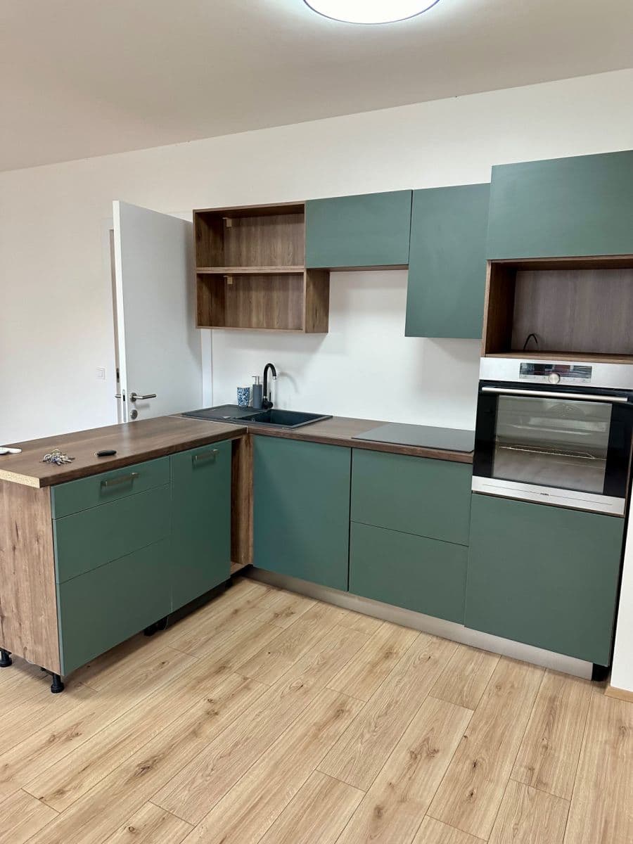 Prenájom bytu 1-izbový 60 m², Průběžná, Hradec Králové, Královéhradecký kraj Prenájom bytu 1-izbový 60 m², Průběžná, Hradec Králové, Královéhradecký kraj