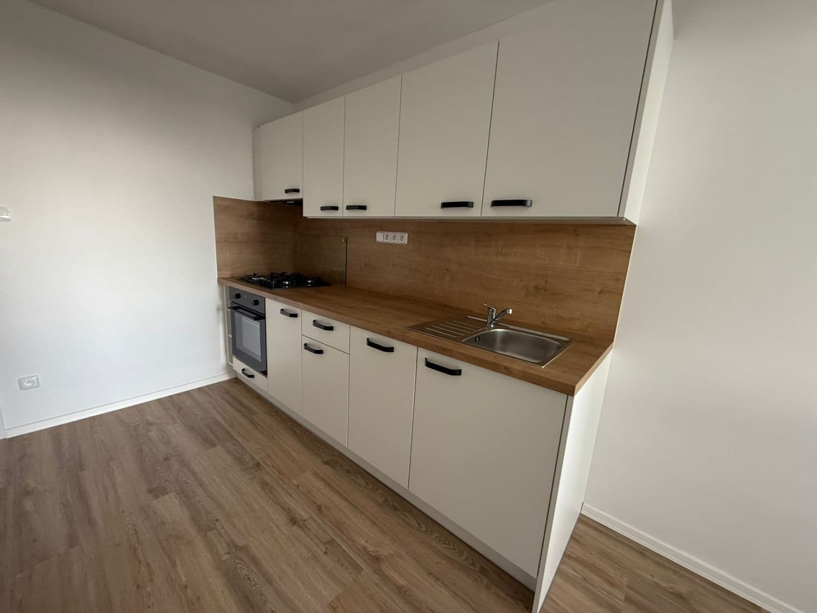 Prenájom bytu 3-izbový 77 m², Krausova, Praha, Praha Prenájom bytu 3-izbový 77 m², Krausova, Praha, Praha