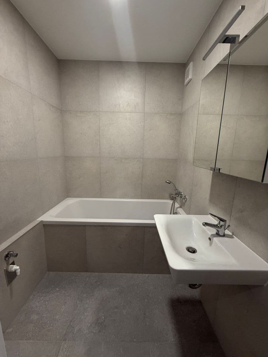 Prenájom bytu 3-izbový 77 m², Krausova, Praha, Praha Prenájom bytu 3-izbový 77 m², Krausova, Praha, Praha