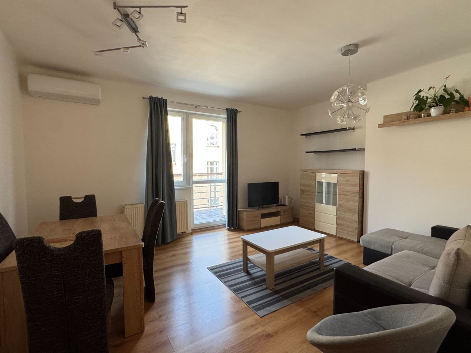 Prenájom bytu 3-izbový 88 m², Vrázova, Praha, Praha Prenájom bytu 3-izbový 88 m², Vrázova, Praha, Praha