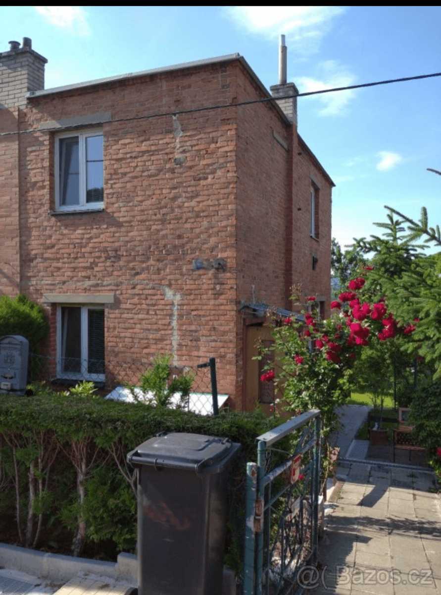 Prenájom bytu 4-izbový 100 m², Na Včelíně, Zlín, Zlínský kraj Prenájom bytu 4-izbový 100 m², Na Včelíně, Zlín, Zlínský kraj