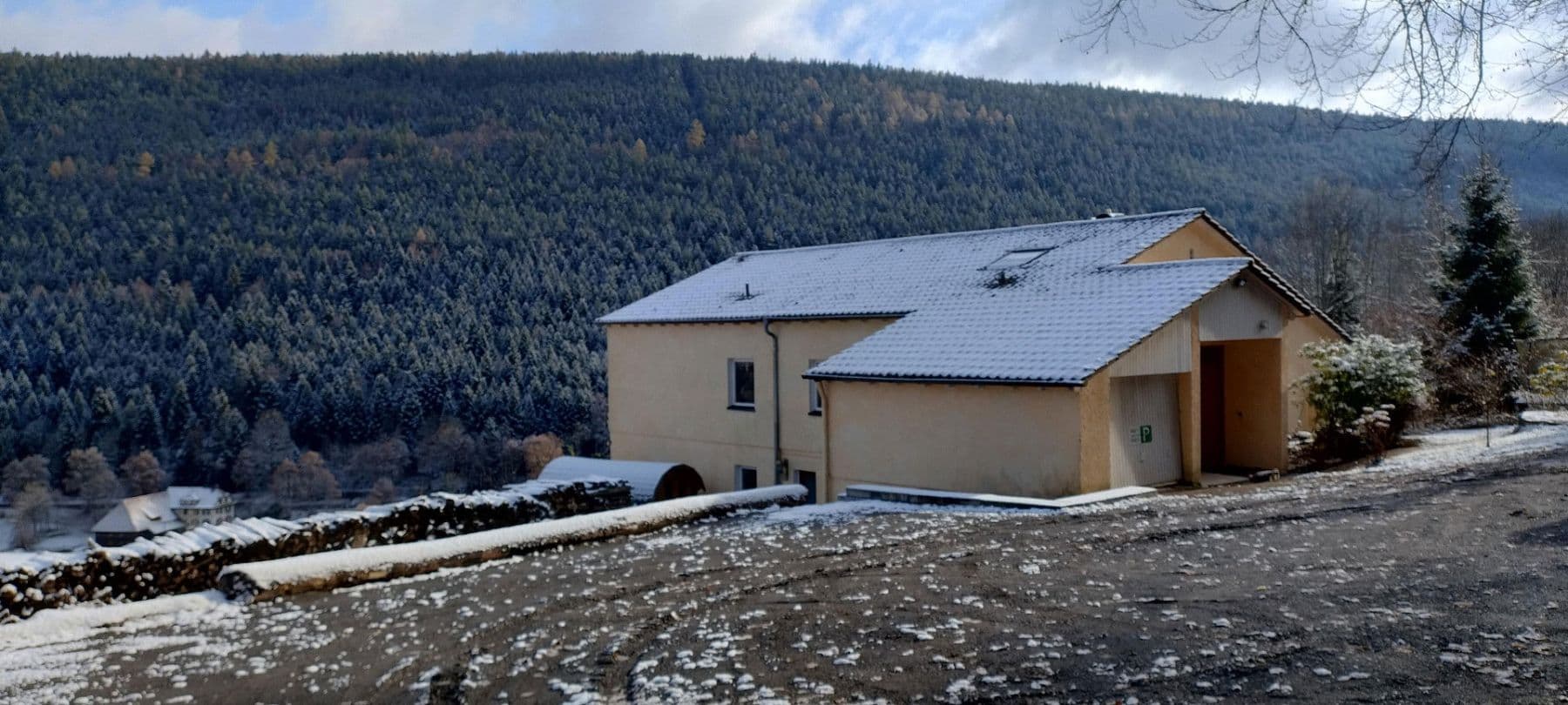 Predaj domu 253 m², pozemek 6.000 m², Ziegelhüttenstr 130, Bad Wildbad, Bádensko-Wurttembersko Predaj domu 253 m², pozemek 6.000 m², Ziegelhüttenstr 130, Bad Wildbad, Bádensko-Wurttembersko
