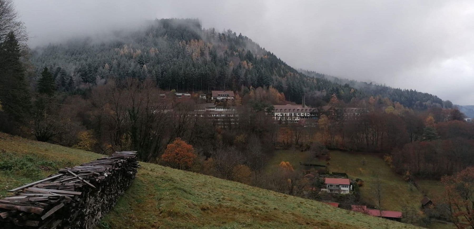 Predaj domu 253 m², pozemek 6.000 m², Ziegelhüttenstr 130, Bad Wildbad, Bádensko-Wurttembersko Predaj domu 253 m², pozemek 6.000 m², Ziegelhüttenstr 130, Bad Wildbad, Bádensko-Wurttembersko