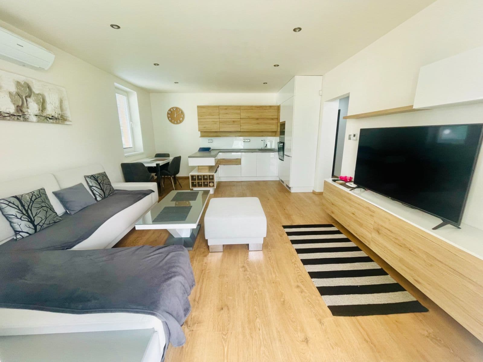 Prenájom bytu 3-izbový 69 m², Športová, Nové Mesto nad Váhom, Trenčiansky kraj Prenájom bytu 3-izbový 69 m², Športová, Nové Mesto nad Váhom, Trenčiansky kraj