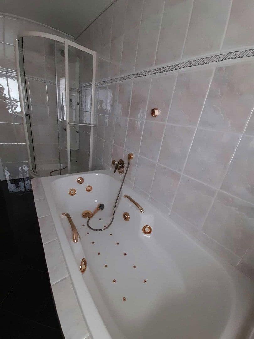 Predaj domu 380 m², pozemek 891 m², Roschdohler Weg 104, Neumünster, Šlezvicko-Holštajnsko Predaj domu 380 m², pozemek 891 m², Roschdohler Weg 104, Neumünster, Šlezvicko-Holštajnsko