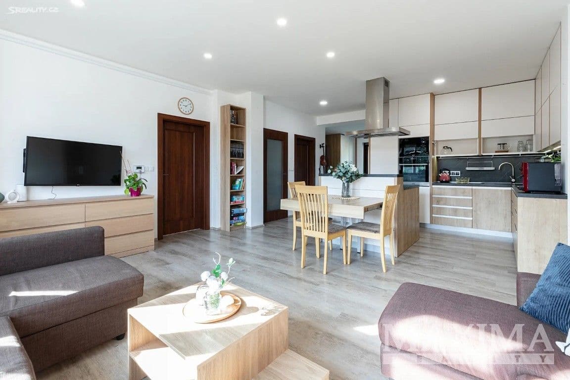 Prenájom bytu 4-izbový 94 m², Pražská, Úvaly, Středočeský kraj Prenájom bytu 4-izbový 94 m², Pražská, Úvaly, Středočeský kraj