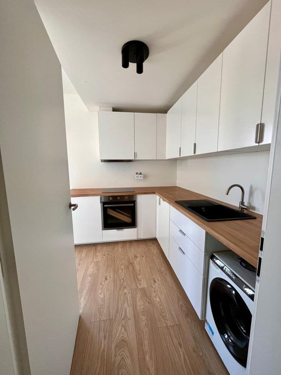 Prenájom bytu 1-izbový 40 m², Bratislavská, Brno, Jihomoravský kraj Prenájom bytu 1-izbový 40 m², Bratislavská, Brno, Jihomoravský kraj