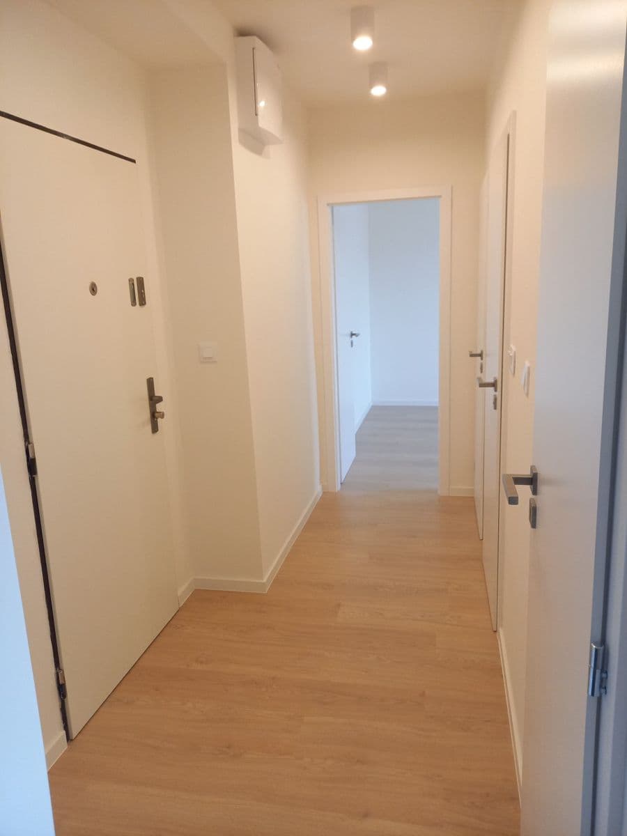 Prenájom bytu 3-izbový 54 m², Púchovská, Praha, Praha Prenájom bytu 3-izbový 54 m², Púchovská, Praha, Praha