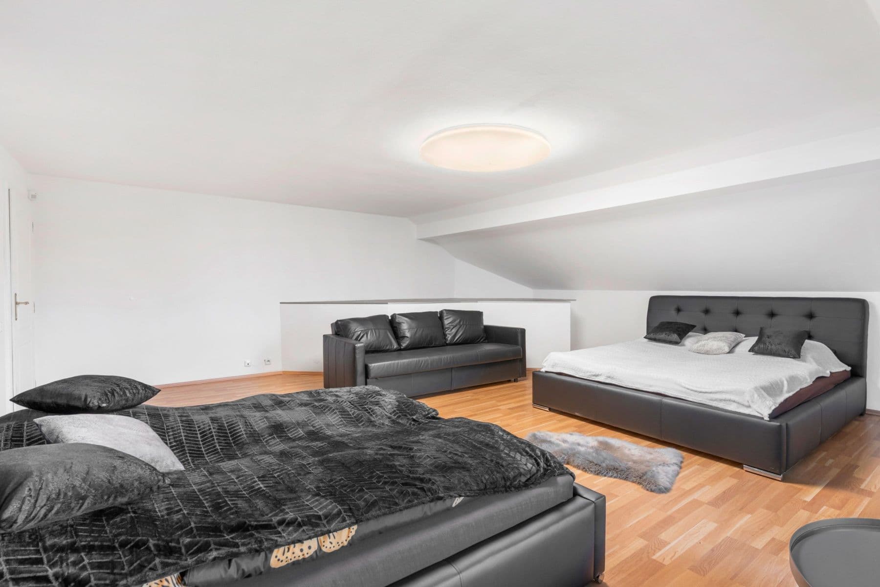 Prenájom bytu 750 m², Karla Tomáše, Praha, Praha Prenájom bytu 750 m², Karla Tomáše, Praha, Praha