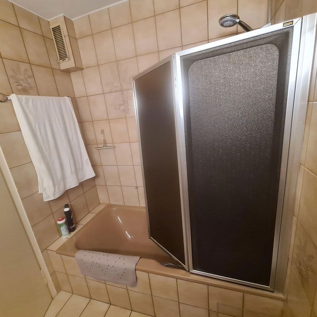 Predaj domu 106 m², pozemek 160 m², Dinkelsbühlerstr.29, Reutlingen, Bádensko-Wurttembersko Predaj domu 106 m², pozemek 160 m², Dinkelsbühlerstr.29, Reutlingen, Bádensko-Wurttembersko