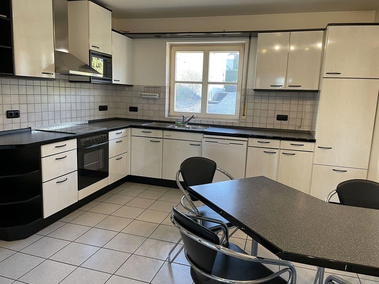 Prenájom bytu 4-izbový 165 m², Wincheringen, Porýnie-Falcko Prenájom bytu 4-izbový 165 m², Wincheringen, Porýnie-Falcko