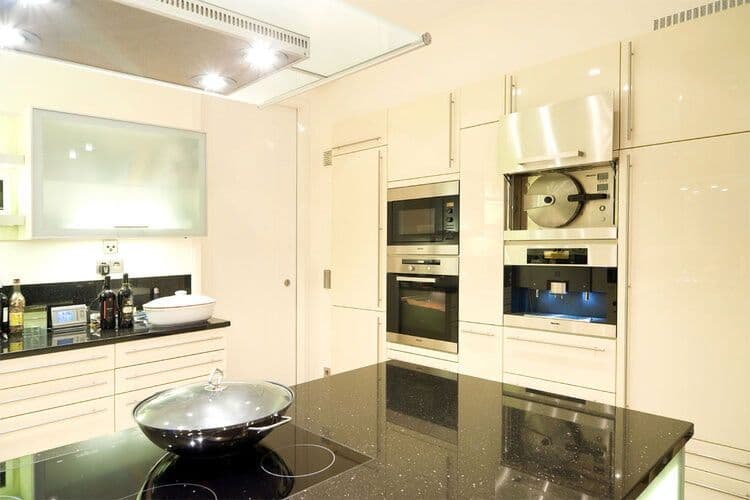 Predaj domu 400 m², pozemek 1.500 m², Bad Saulgau, Bádensko-Wurttembersko Predaj domu 400 m², pozemek 1.500 m², Bad Saulgau, Bádensko-Wurttembersko