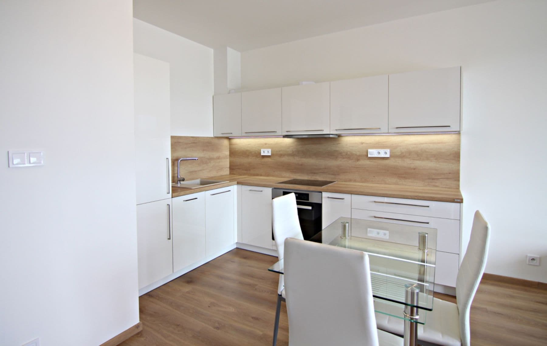 Prenájom bytu 2-izbový 63 m², U Červeného mlýna, Brno, Jihomoravský kraj Prenájom bytu 2-izbový 63 m², U Červeného mlýna, Brno, Jihomoravský kraj