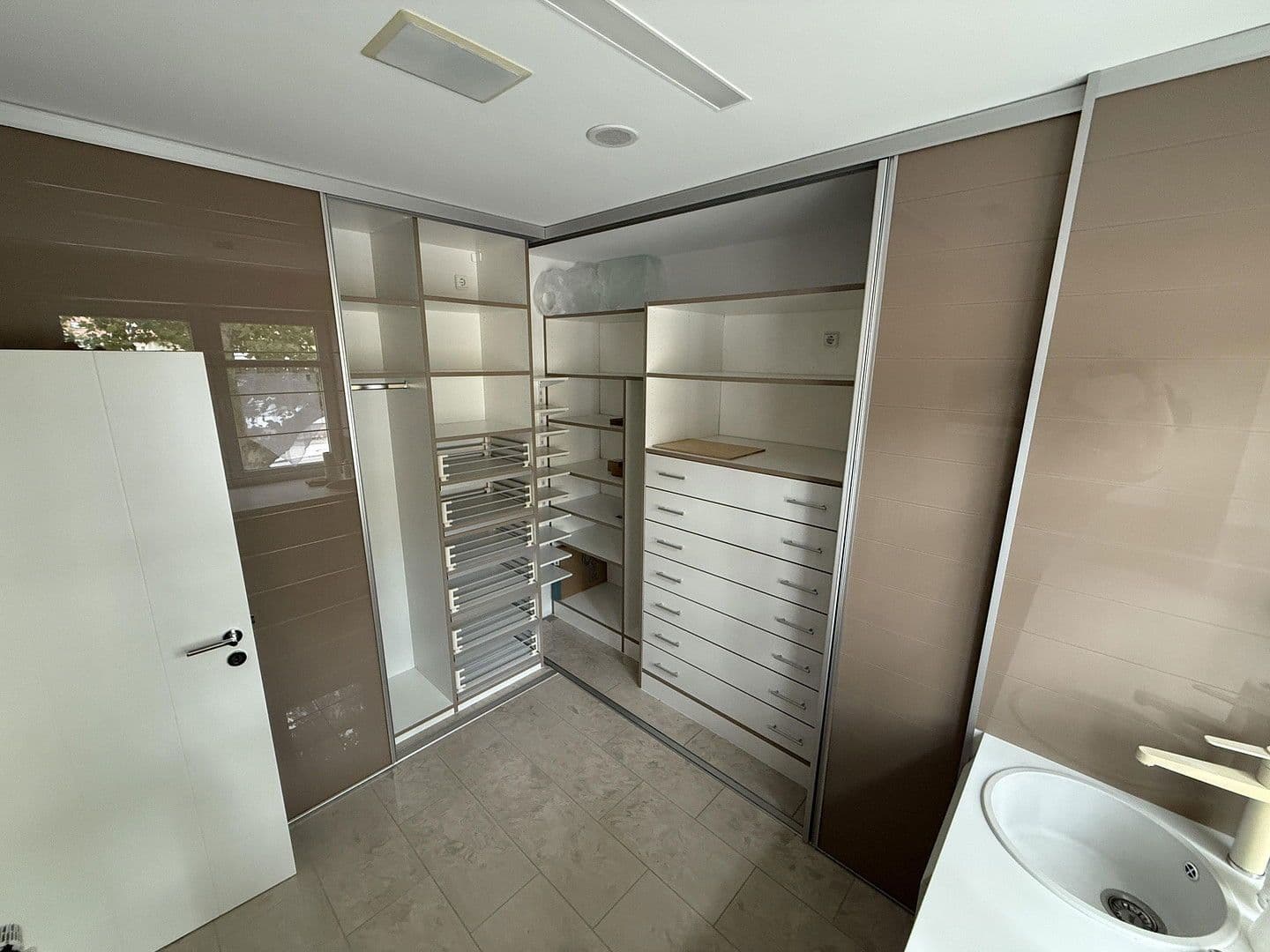 Prenájom bytu 3-izbový 141 m², Halle (Saale), Sasko-Anhaltsko Prenájom bytu 3-izbový 141 m², Halle (Saale), Sasko-Anhaltsko