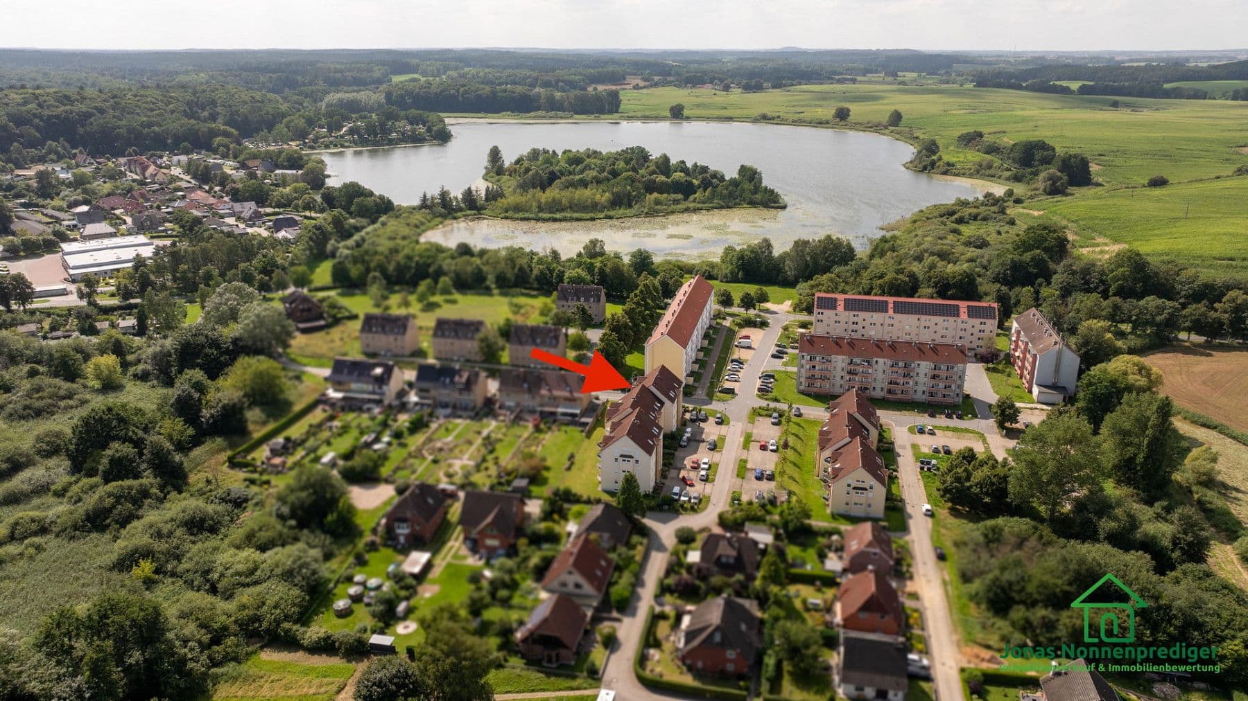 Predaj domu 1.126 m², pozemek 2.034 m², Am Serrahnsbach 35-37, Sternberg, Meklenbursko-Predpomoransko Predaj domu 1.126 m², pozemek 2.034 m², Am Serrahnsbach 35-37, Sternberg, Meklenbursko-Predpomoransko