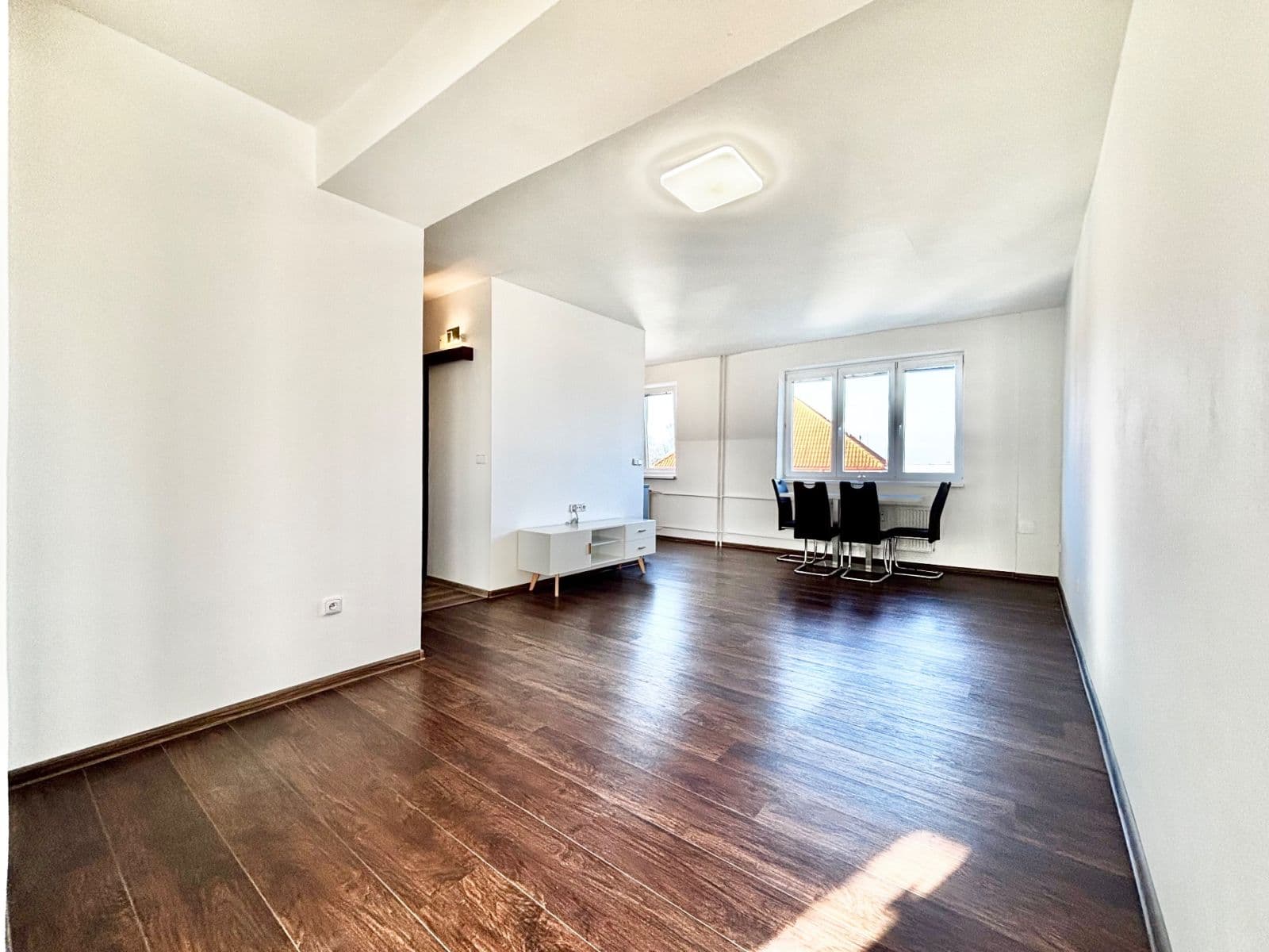 Predaj bytu 3-izbový 63 m², Československé armády, Skuteč, Pardubický kraj Predaj bytu 3-izbový 63 m², Československé armády, Skuteč, Pardubický kraj