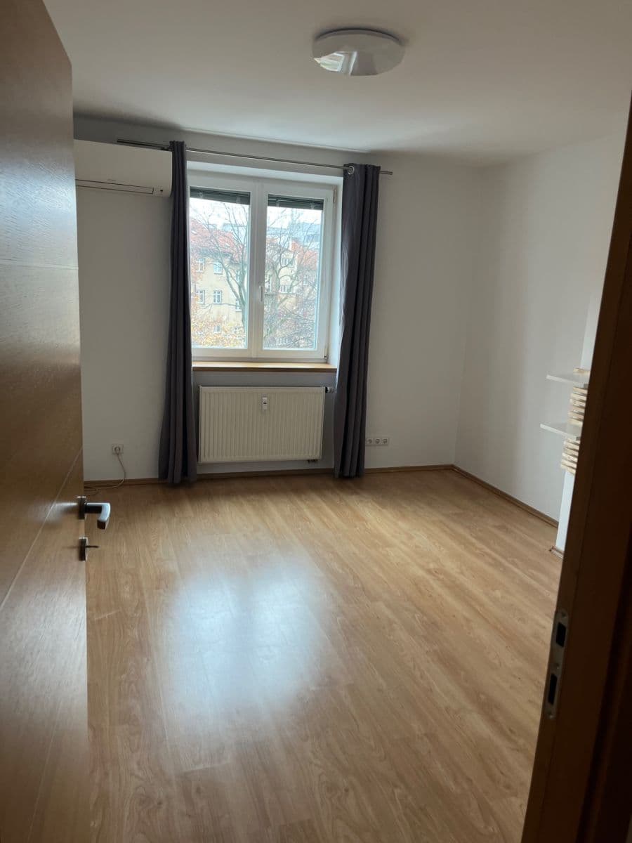 Prenájom bytu 2-izbový 65 m², 28. pluku, Praha, Praha Prenájom bytu 2-izbový 65 m², 28. pluku, Praha, Praha