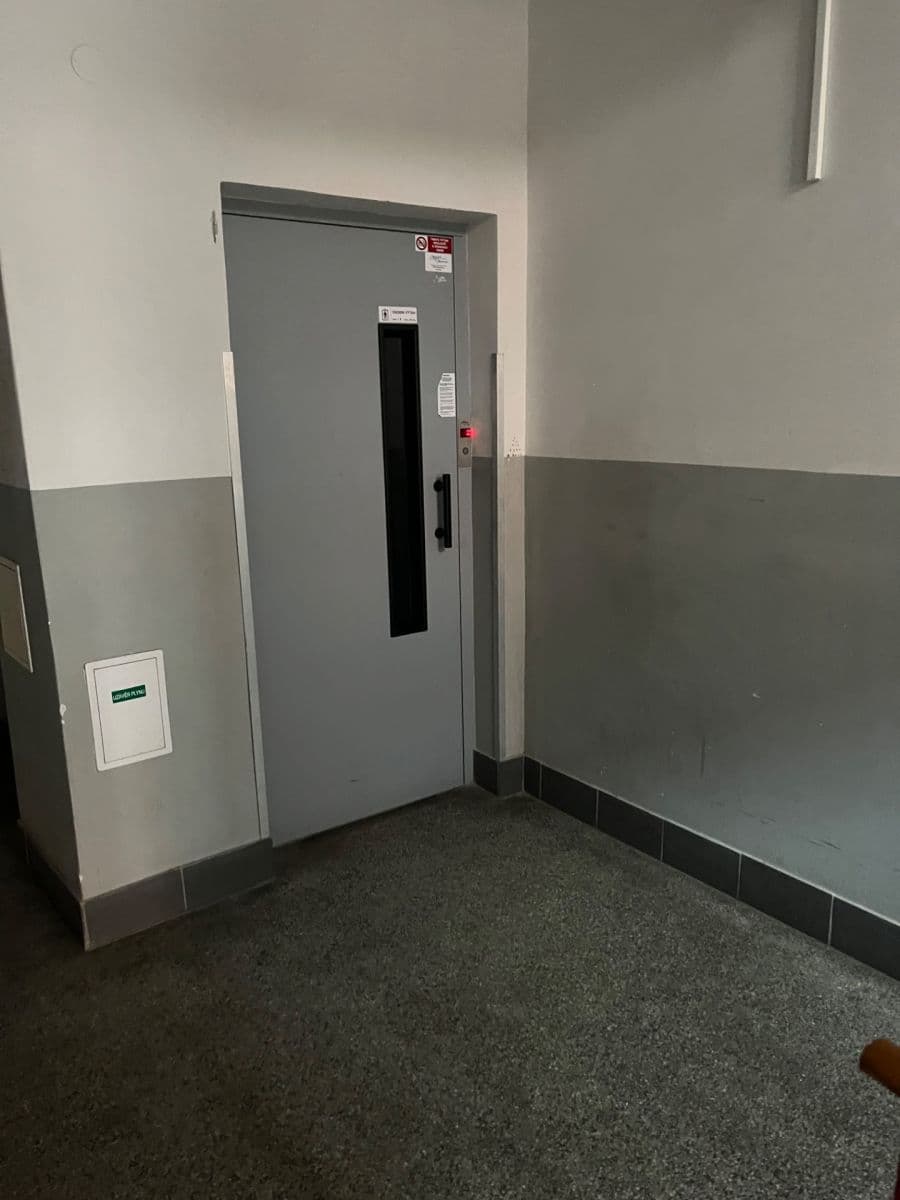 Prenájom bytu 2-izbový 65 m², 28. pluku, Praha, Praha Prenájom bytu 2-izbový 65 m², 28. pluku, Praha, Praha