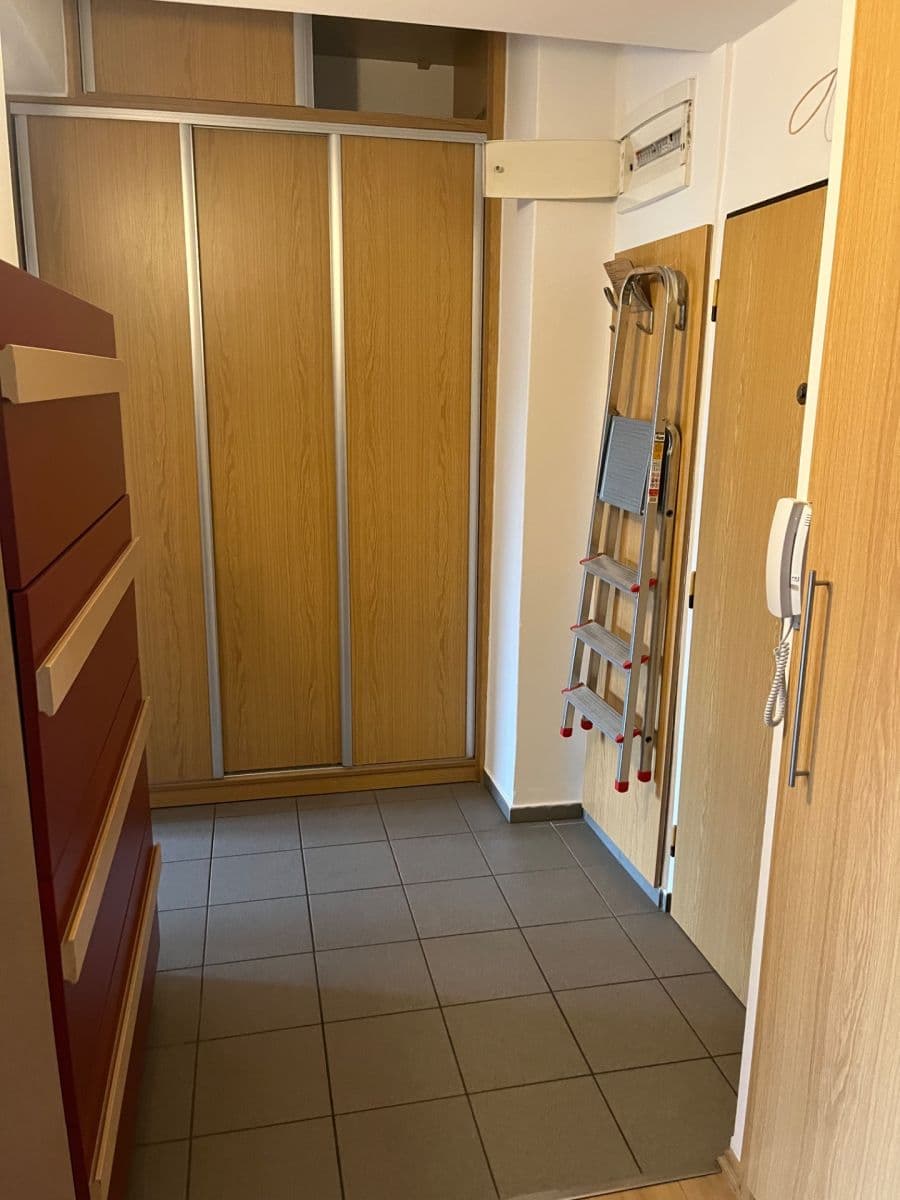 Prenájom bytu 2-izbový 65 m², 28. pluku, Praha, Praha Prenájom bytu 2-izbový 65 m², 28. pluku, Praha, Praha