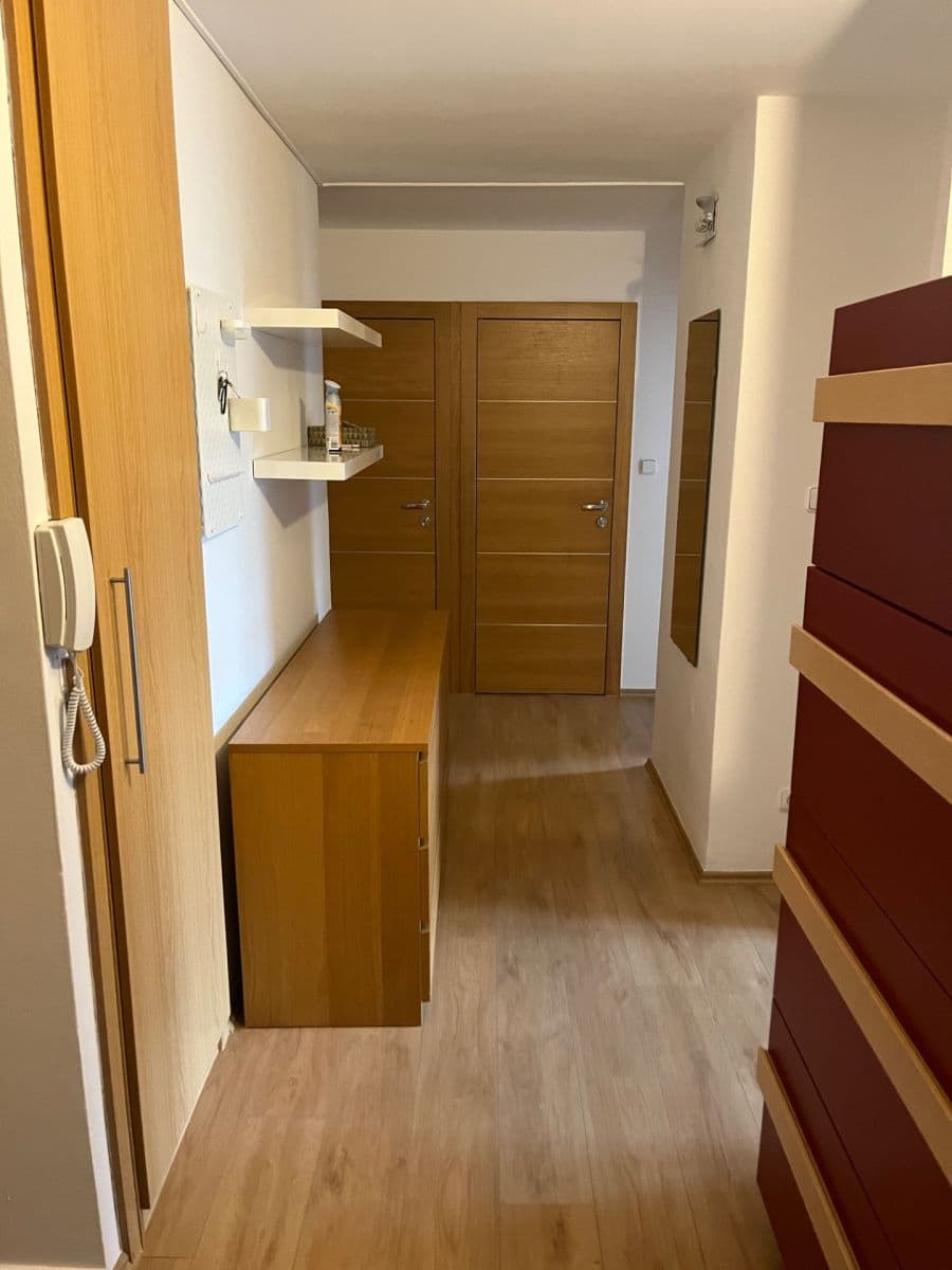 Prenájom bytu 2-izbový 65 m², 28. pluku, Praha, Praha Prenájom bytu 2-izbový 65 m², 28. pluku, Praha, Praha