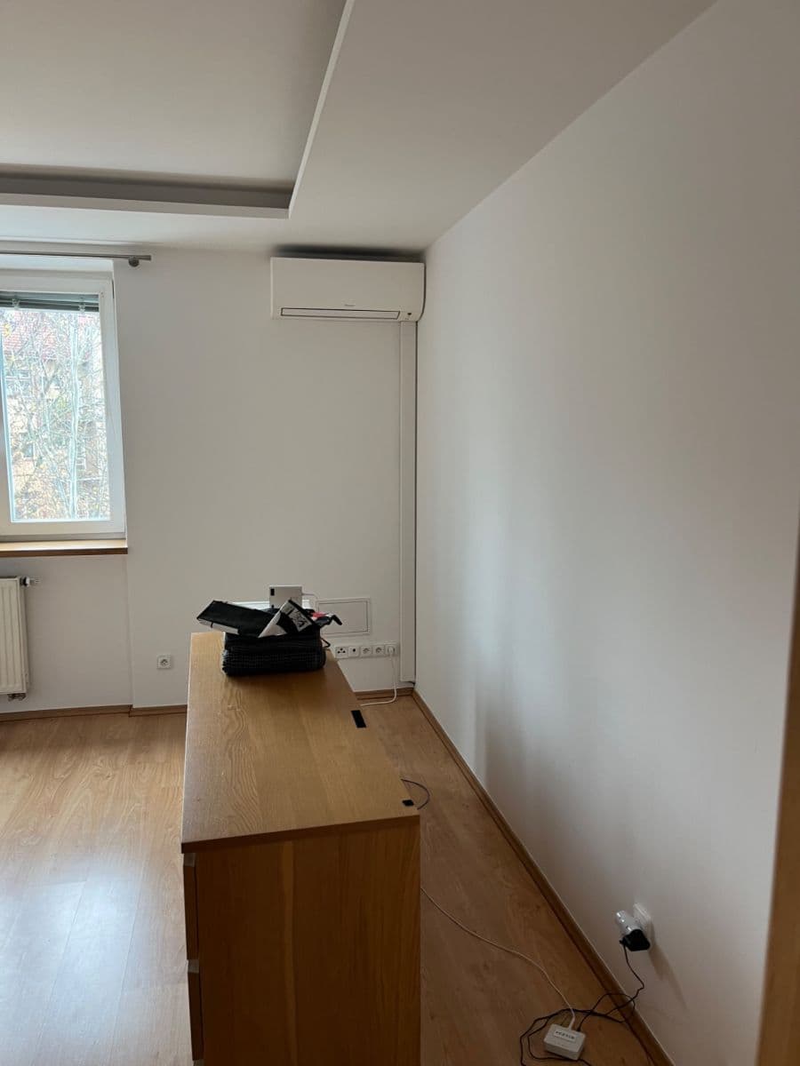 Prenájom bytu 2-izbový 65 m², 28. pluku, Praha, Praha Prenájom bytu 2-izbový 65 m², 28. pluku, Praha, Praha
