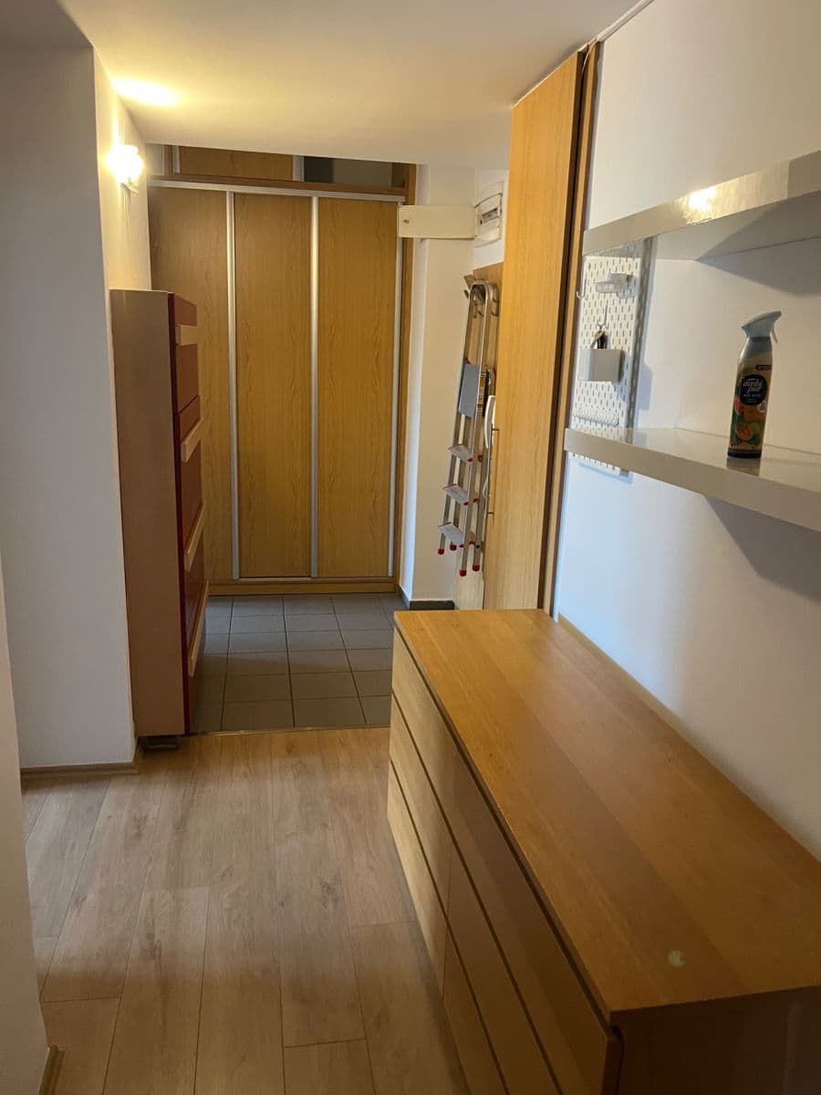 Prenájom bytu 2-izbový 65 m², 28. pluku, Praha, Praha Prenájom bytu 2-izbový 65 m², 28. pluku, Praha, Praha