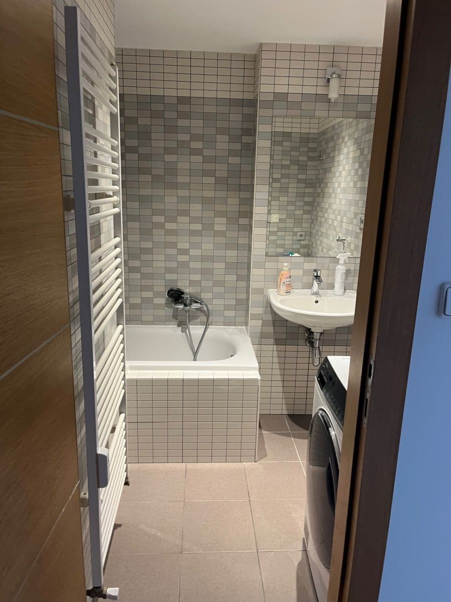 Prenájom bytu 2-izbový 65 m², 28. pluku, Praha, Praha Prenájom bytu 2-izbový 65 m², 28. pluku, Praha, Praha