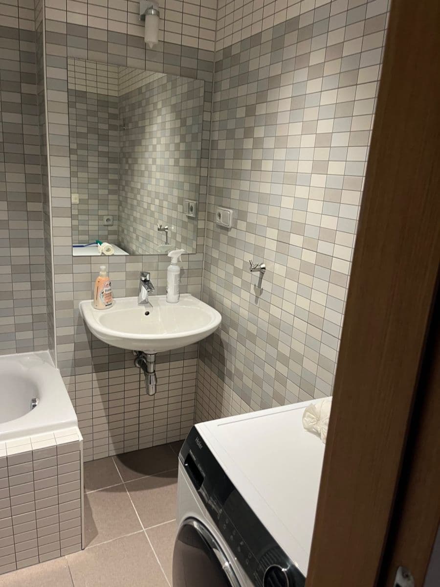 Prenájom bytu 2-izbový 65 m², 28. pluku, Praha, Praha Prenájom bytu 2-izbový 65 m², 28. pluku, Praha, Praha