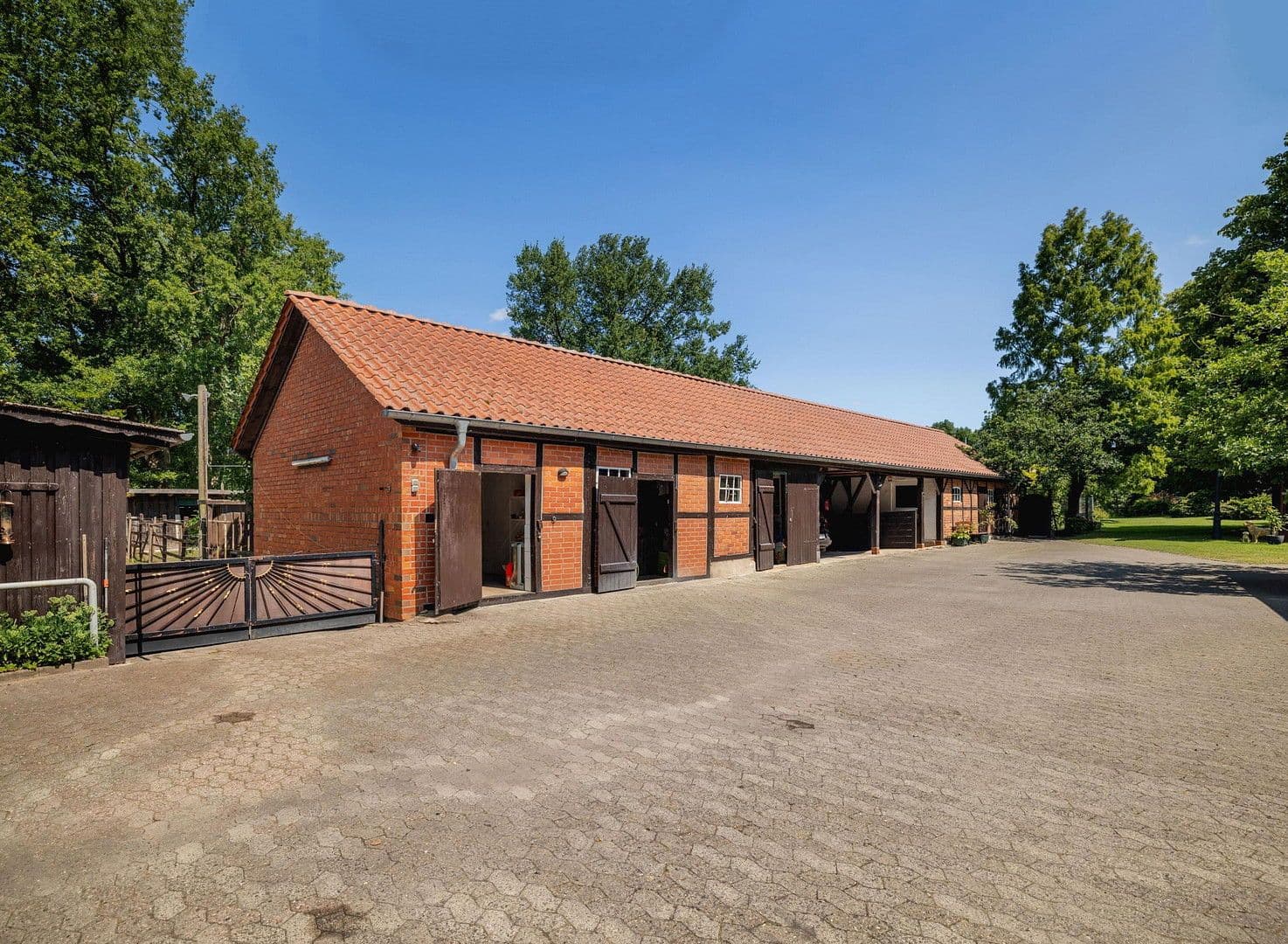 Predaj domu 683 m², pozemek 21.700 m², Bleckede, Dolné Sasko Predaj domu 683 m², pozemek 21.700 m², Bleckede, Dolné Sasko