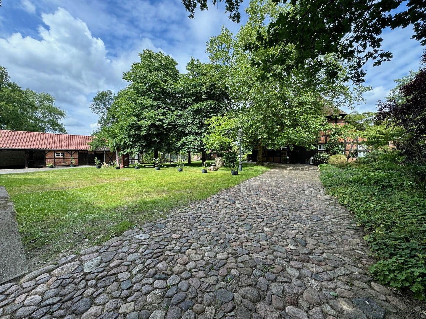 Predaj domu 683 m², pozemek 21.700 m², Bleckede, Dolné Sasko Predaj domu 683 m², pozemek 21.700 m², Bleckede, Dolné Sasko