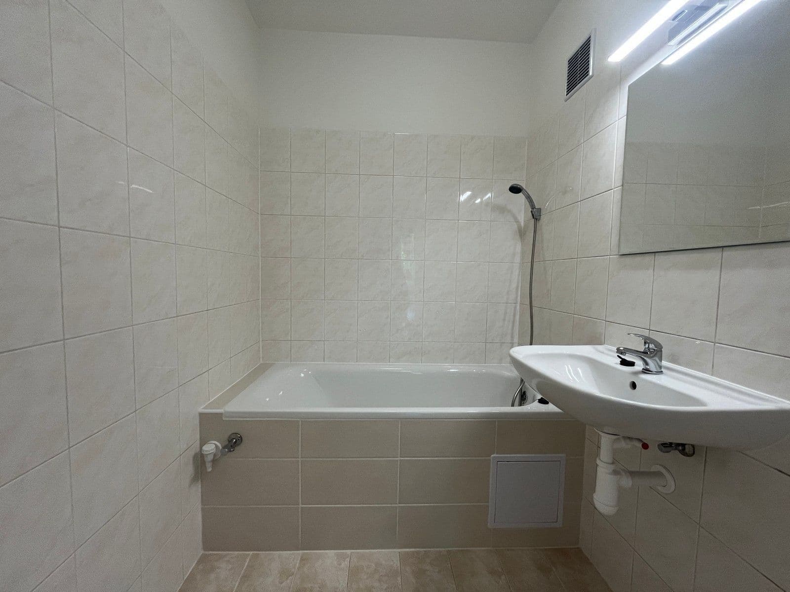 Prenájom bytu 3-izbový 77 m², Anenská, Frýdek-Místek, Moravskoslezský kraj Prenájom bytu 3-izbový 77 m², Anenská, Frýdek-Místek, Moravskoslezský kraj