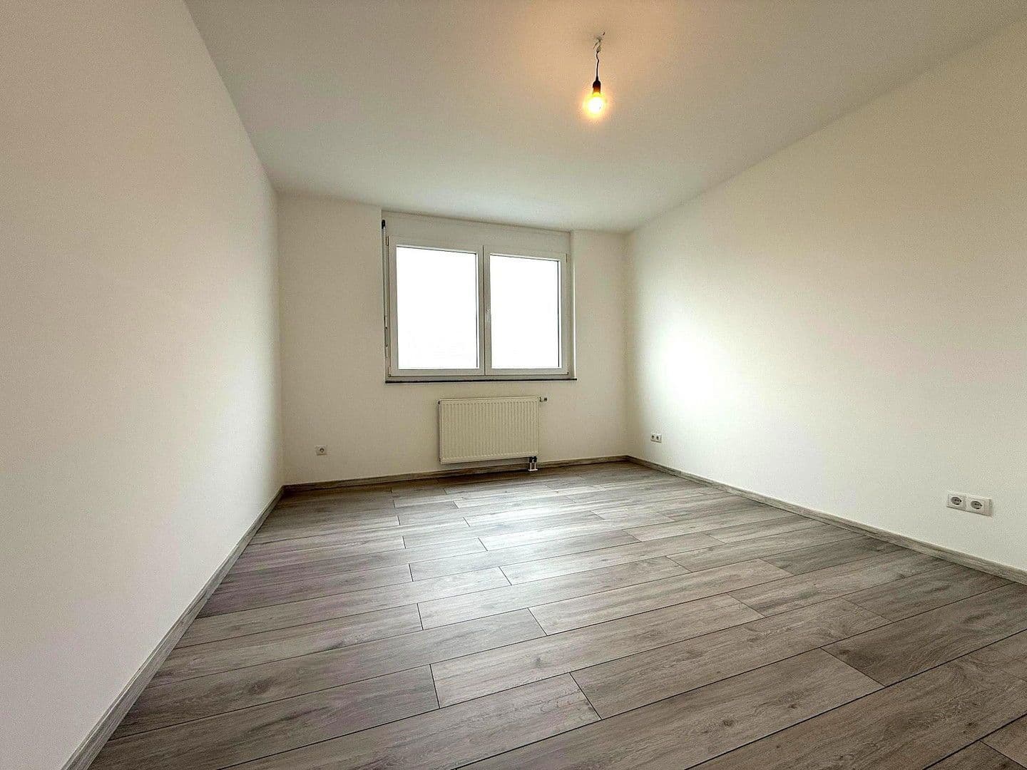 Predaj domu 137 m², pozemek 200 m², Am Weiher 26, Weingarten (Pfalz), Porýnie-Falcko Predaj domu 137 m², pozemek 200 m², Am Weiher 26, Weingarten (Pfalz), Porýnie-Falcko