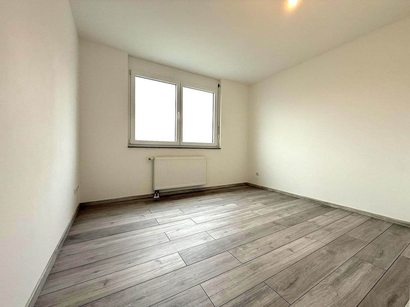 Predaj domu 137 m², pozemek 200 m², Am Weiher 26, Weingarten (Pfalz), Porýnie-Falcko Predaj domu 137 m², pozemek 200 m², Am Weiher 26, Weingarten (Pfalz), Porýnie-Falcko