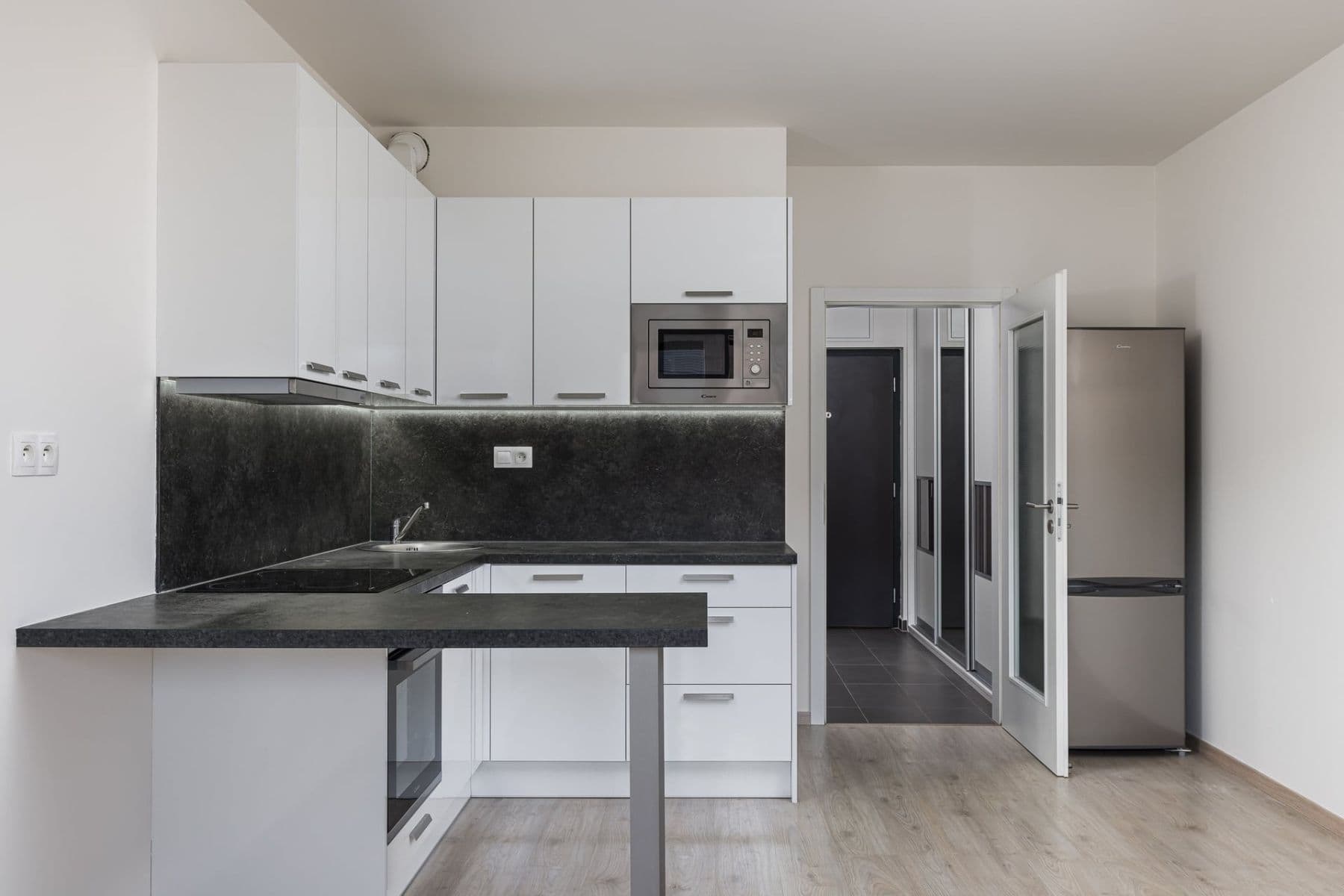 Prenájom bytu 1-izbový 31 m², Škrábkových, Praha, Praha Prenájom bytu 1-izbový 31 m², Škrábkových, Praha, Praha