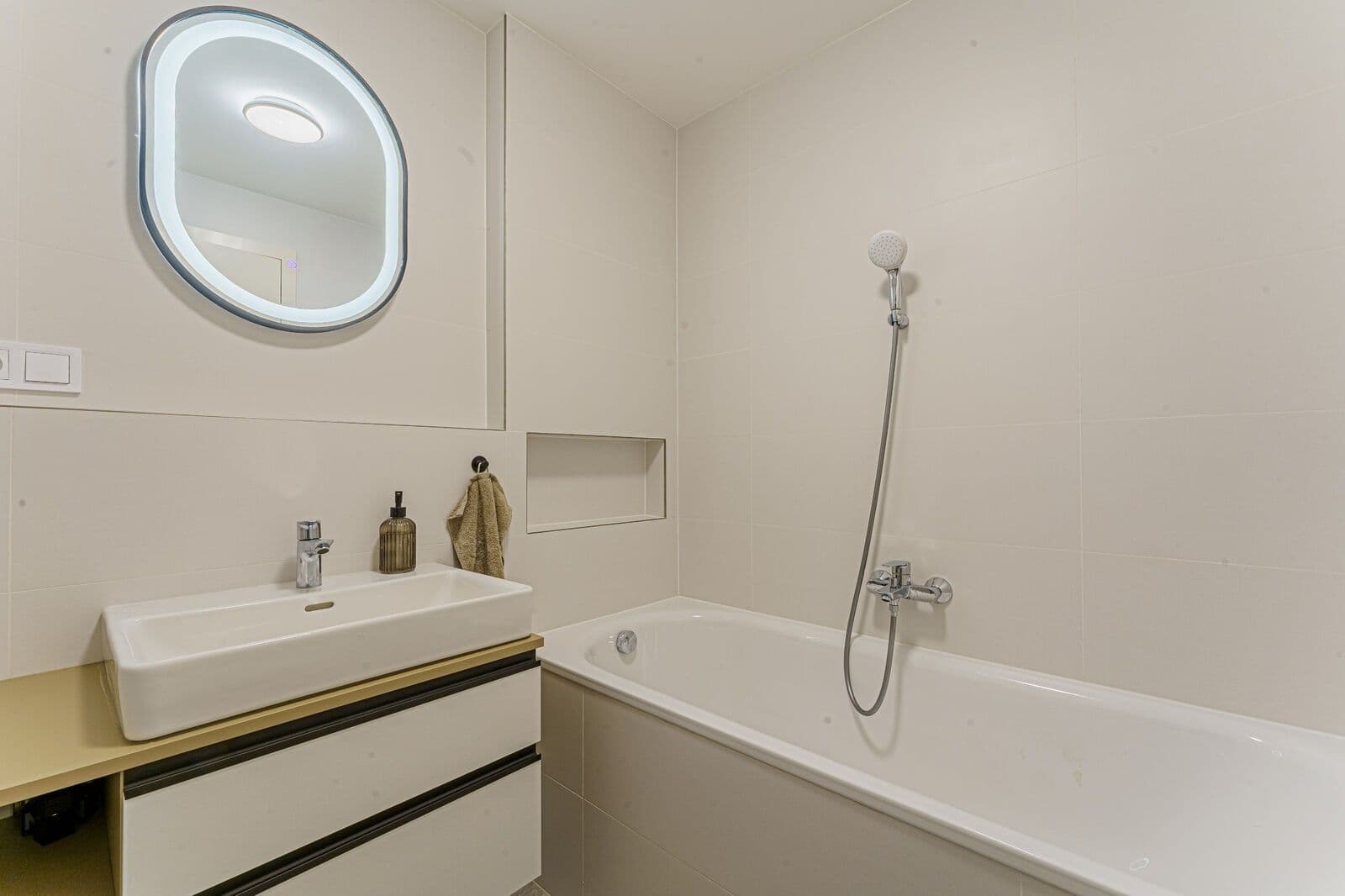 Prenájom bytu 2-izbový 59 m², U Komína, Praha, Praha Prenájom bytu 2-izbový 59 m², U Komína, Praha, Praha