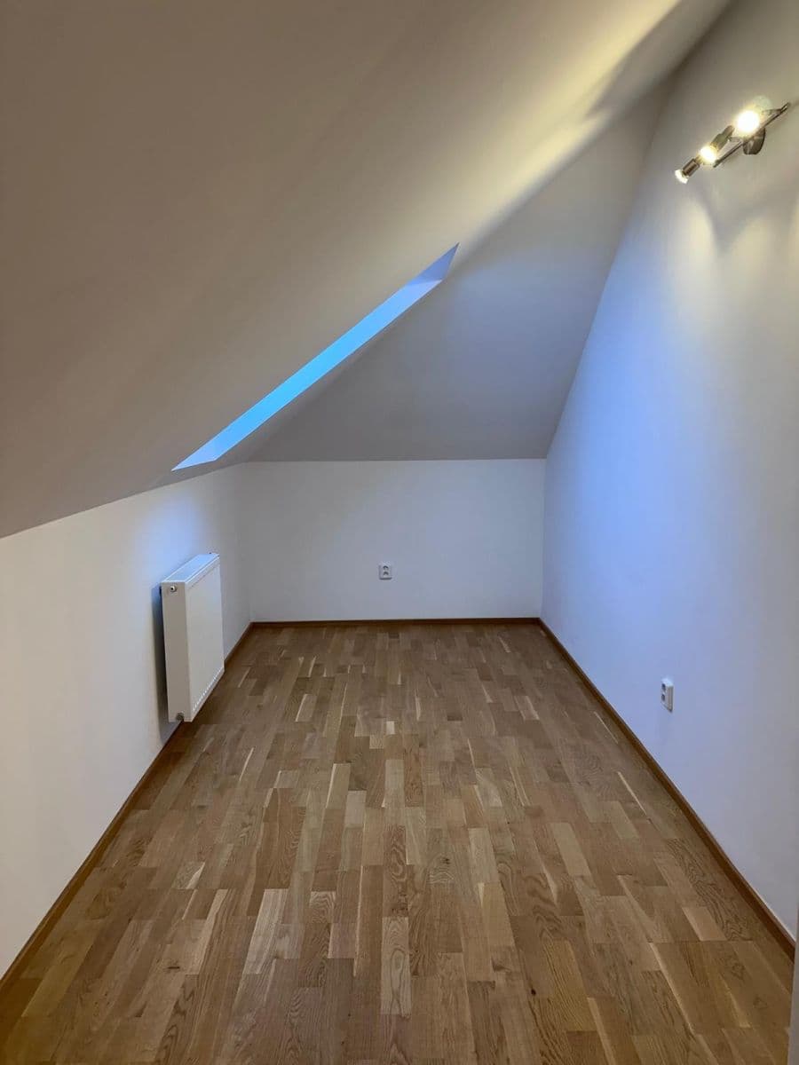 Prenájom bytu 1-izbový 50 m², Okružní, Praha, Praha Prenájom bytu 1-izbový 50 m², Okružní, Praha, Praha