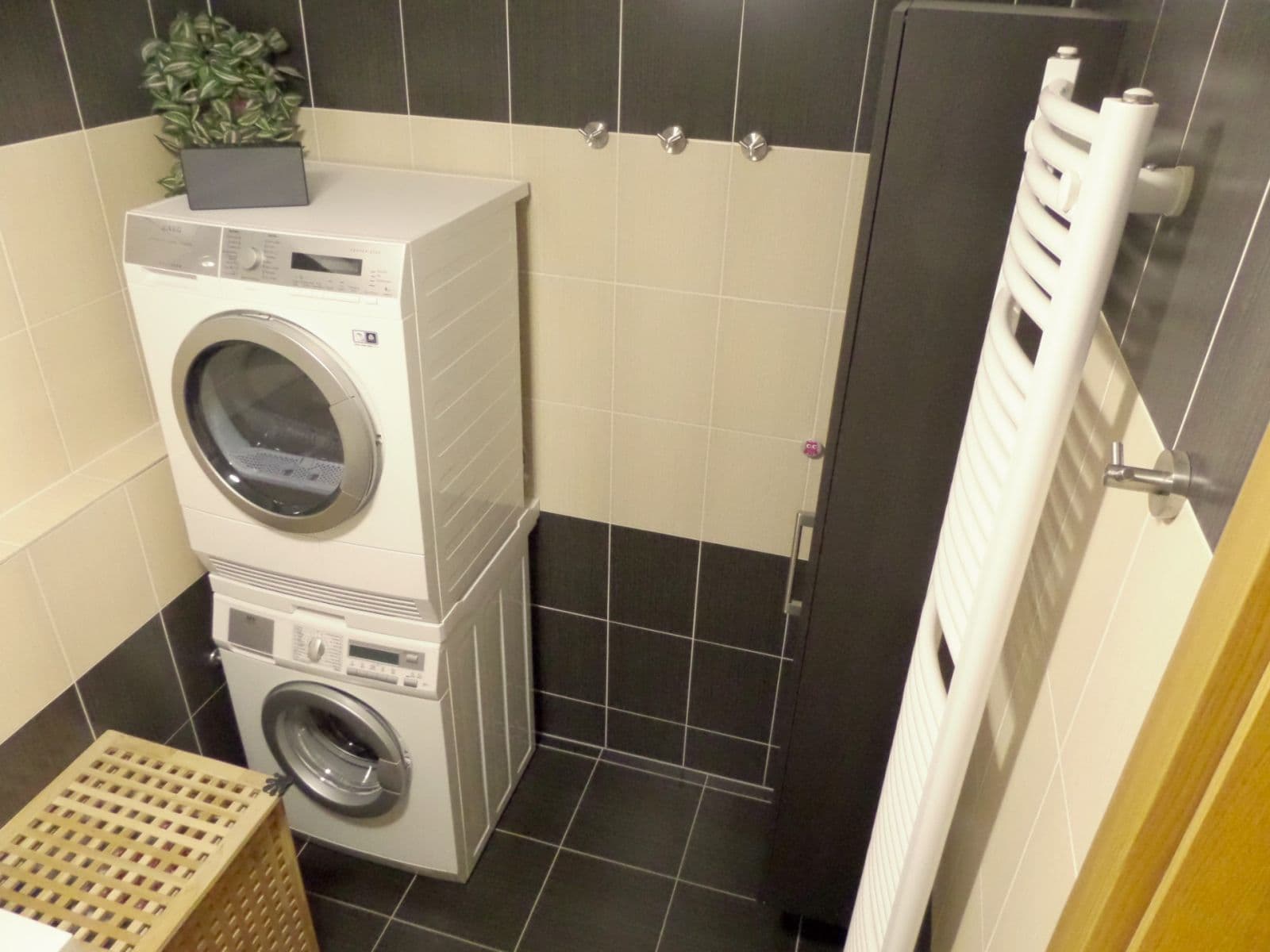 Prenájom bytu 3-izbový 93 m², Nademlejnská, Praha, Praha Prenájom bytu 3-izbový 93 m², Nademlejnská, Praha, Praha