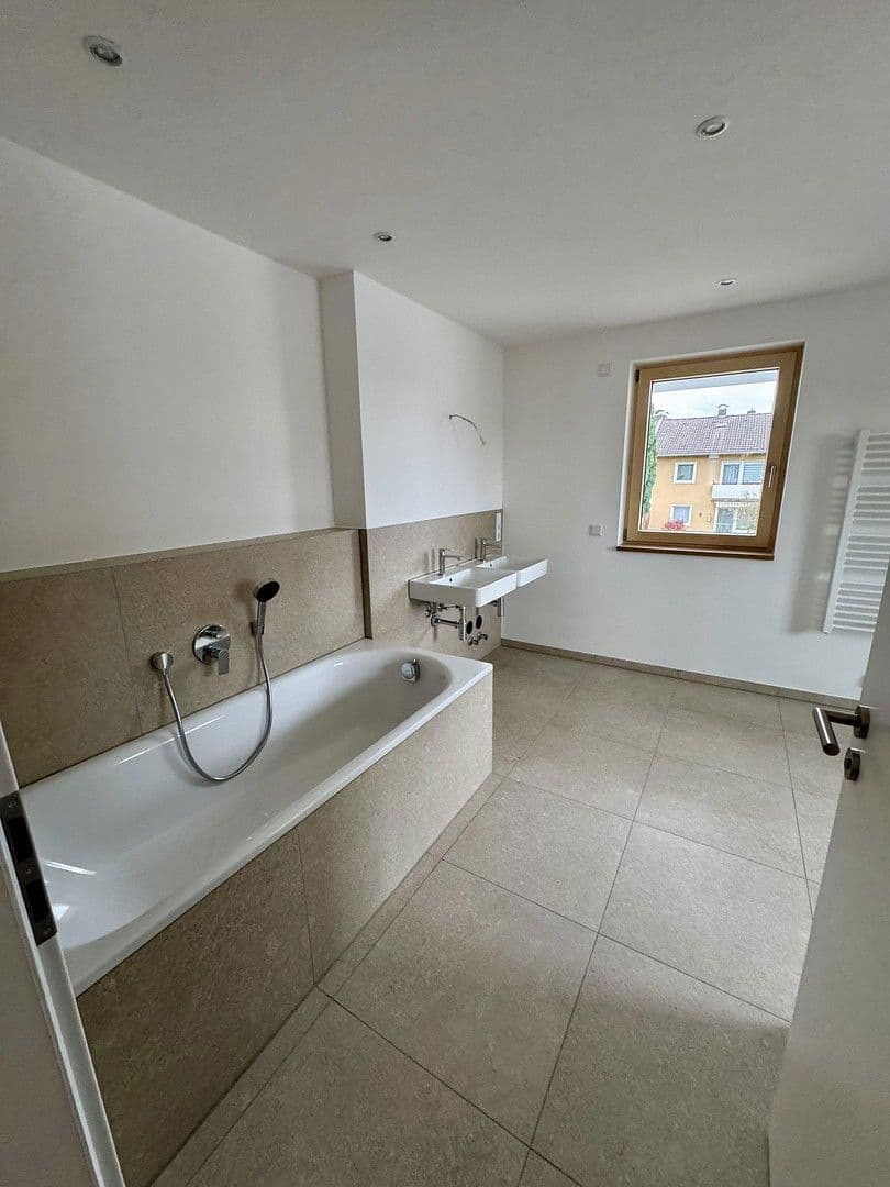 Prenájom bytu 5-izbový 135 m², Happinger Straße 66, Rosenheim, Bavorsko Prenájom bytu 5-izbový 135 m², Happinger Straße 66, Rosenheim, Bavorsko