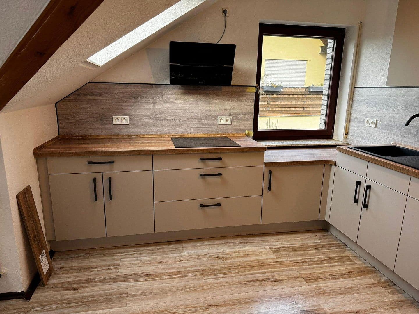 Prenájom bytu 5-izbový 106 m², Rosdorf, Dolné Sasko Prenájom bytu 5-izbový 106 m², Rosdorf, Dolné Sasko