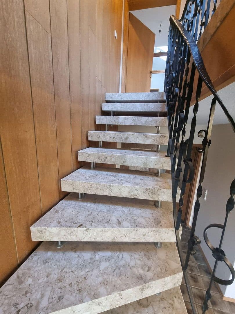 Prenájom bytu 5-izbový 106 m², Rosdorf, Dolné Sasko Prenájom bytu 5-izbový 106 m², Rosdorf, Dolné Sasko