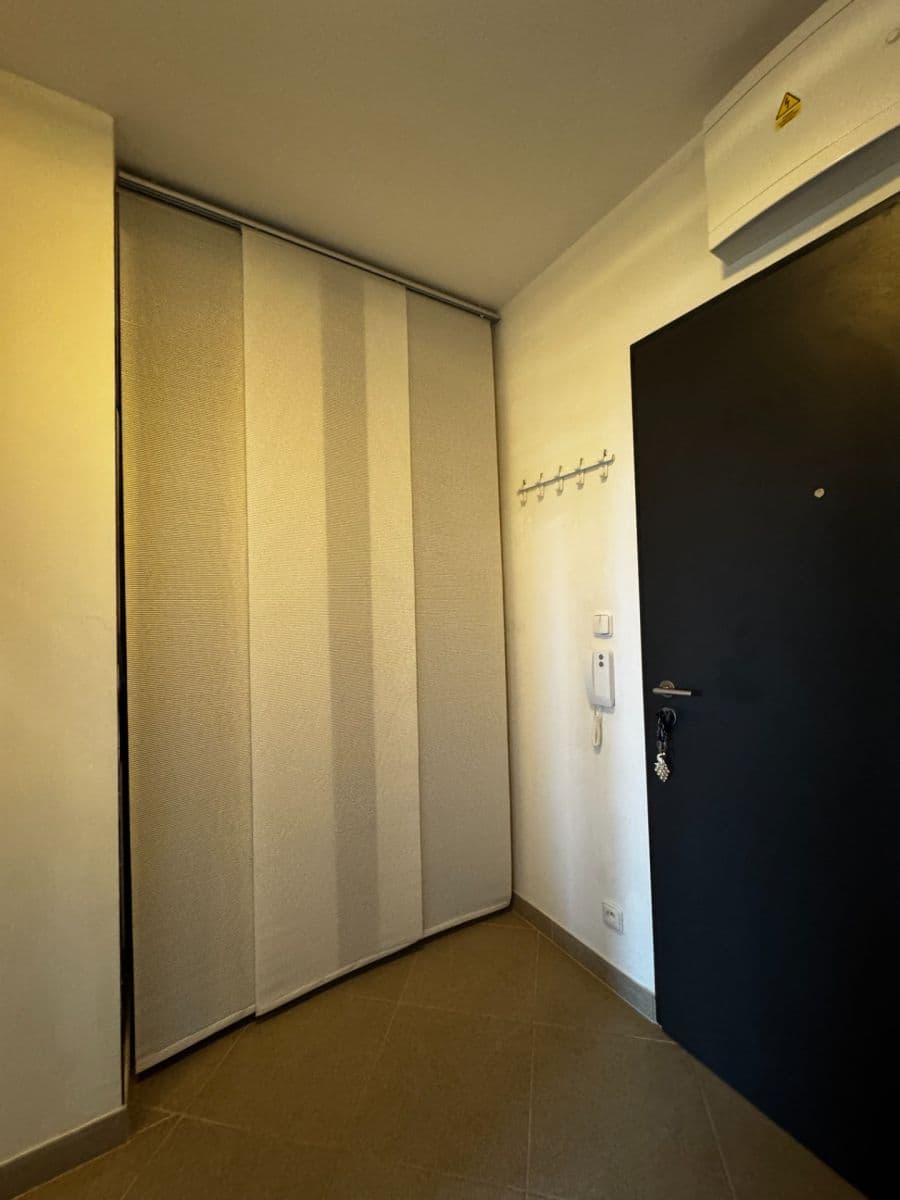 Prenájom bytu 1-izbový 46 m², Poděbradská, Praha, Praha Prenájom bytu 1-izbový 46 m², Poděbradská, Praha, Praha