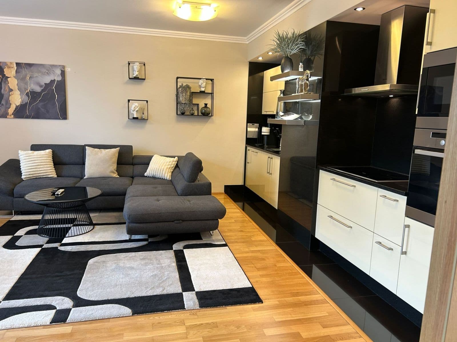 Prenájom bytu 2-izbový 67 m², Švejcarovo náměstí, Praha, Praha Prenájom bytu 2-izbový 67 m², Švejcarovo náměstí, Praha, Praha