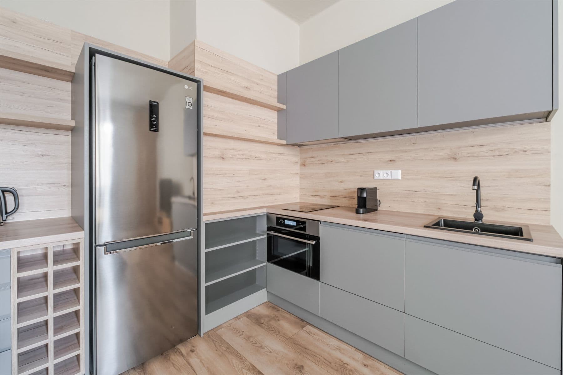 Prenájom bytu 37 m², Dvacátého Osmého Pluku, Praha, Praha Prenájom bytu 37 m², Dvacátého Osmého Pluku, Praha, Praha